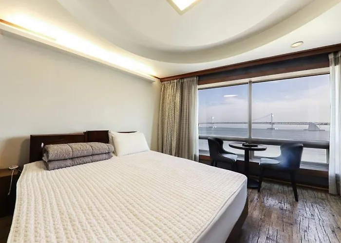 Bridge Hotel